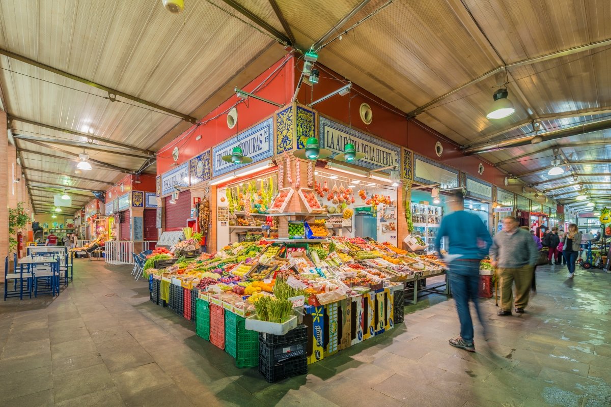 Una parada del Mercado de Triana de Sevilla