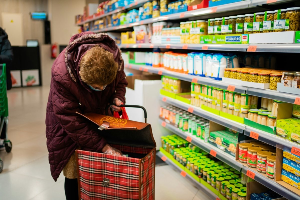 Una persona hace la compra en un supermercado