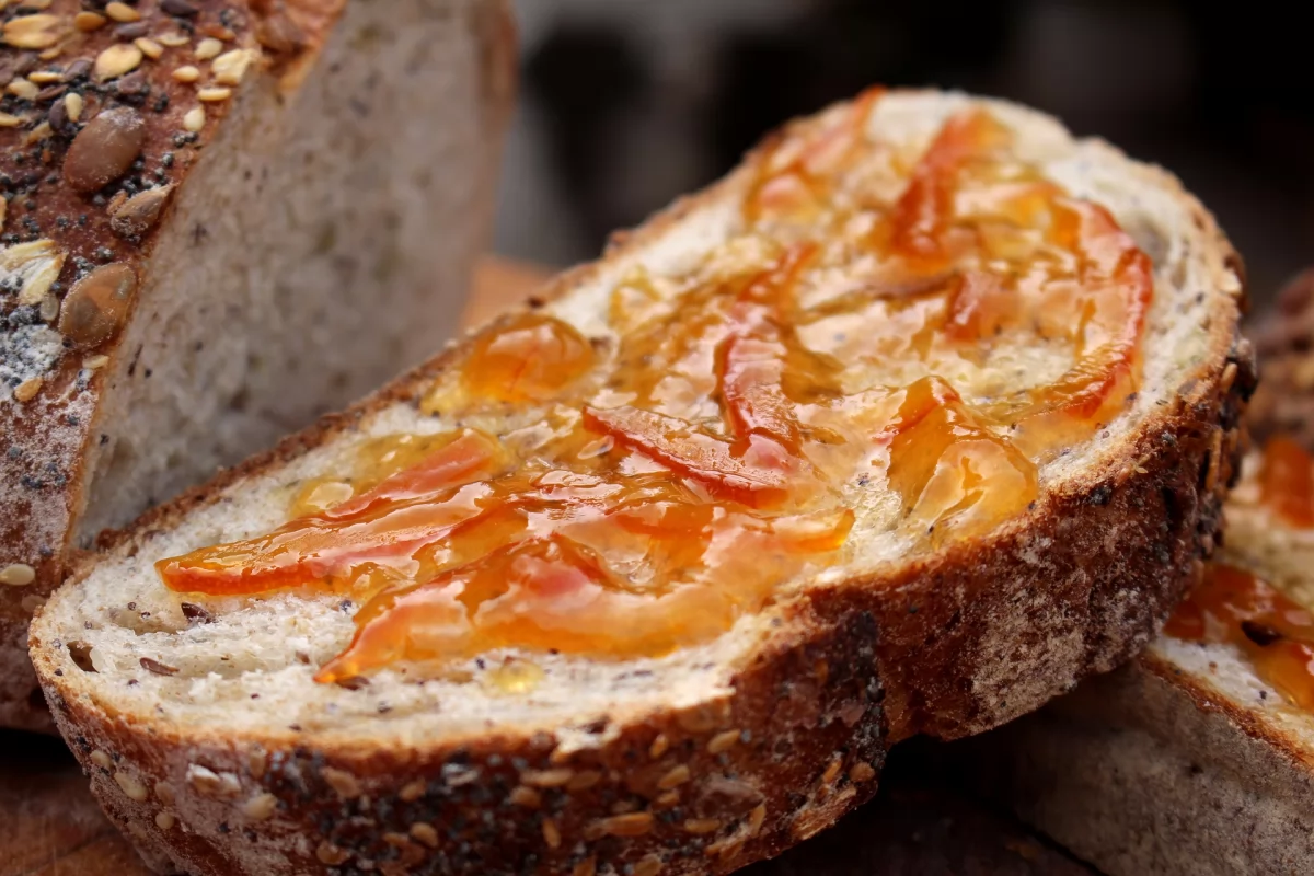 Una rebanada de pan de semillas con mermelada casera de naranja
