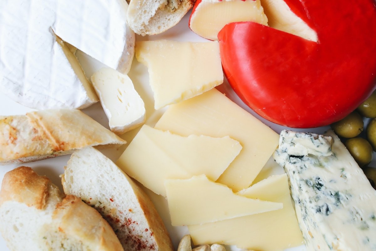 Una tabla con diferentes tipos de queso