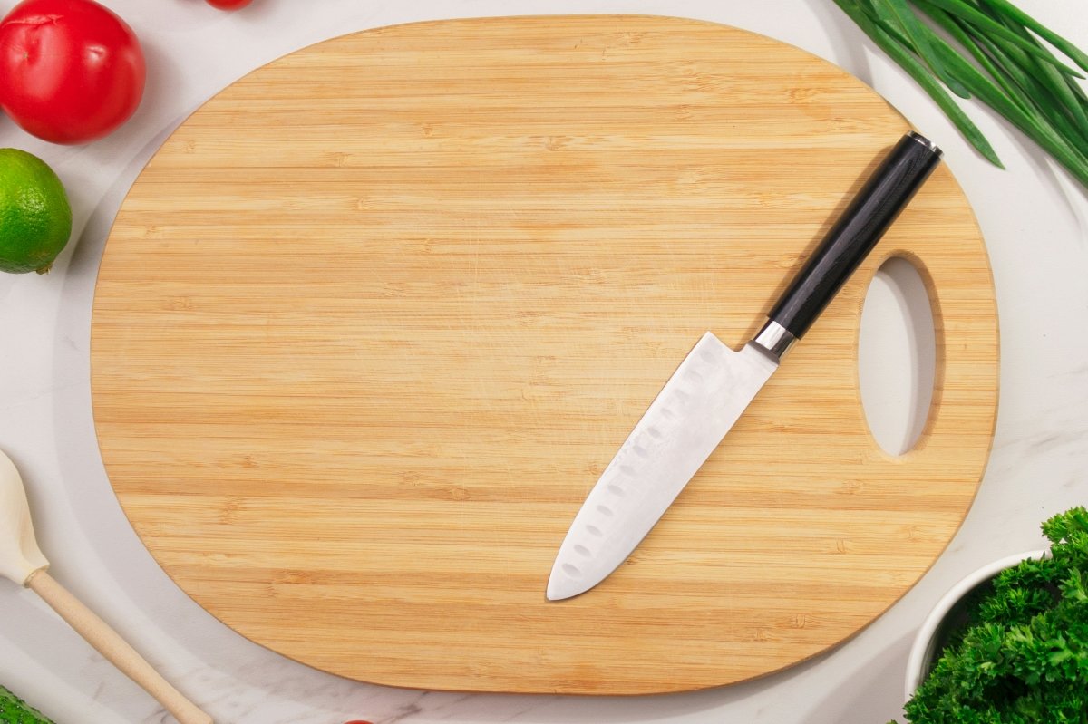 Una tabla de cortar alimentos de madera limpia