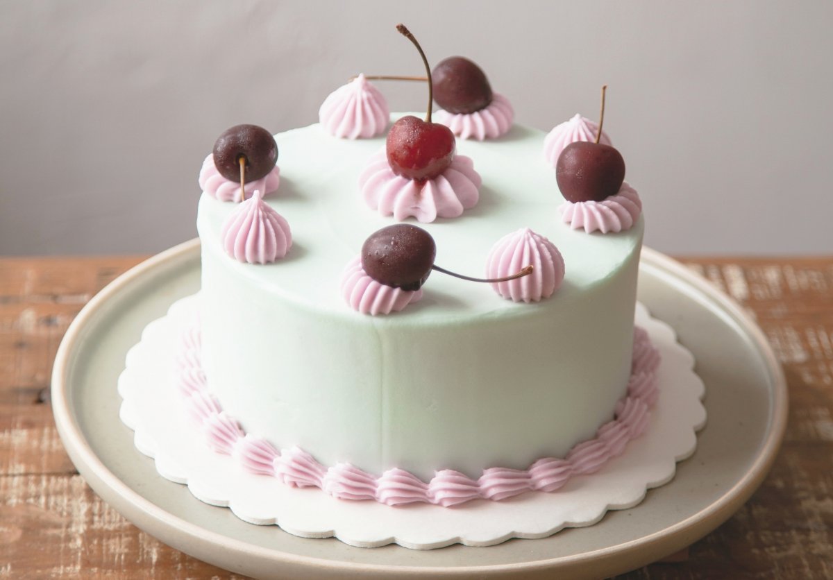 Una tarta o pastel de cumpleaños con cerezas
