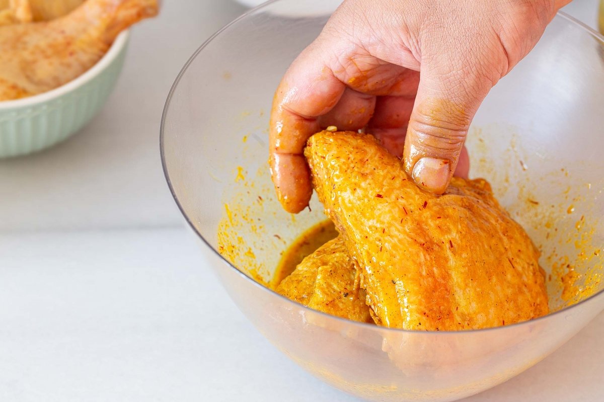 Untamos el pollo con el adobo