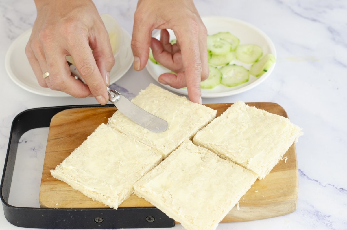 tartiner les tranches de pain de beurre