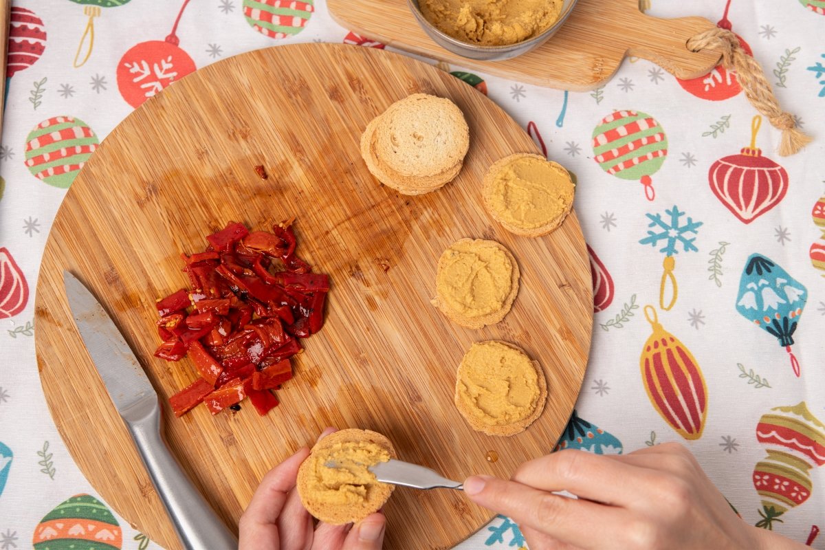 Untando tostaditas para los canapés de Navidad