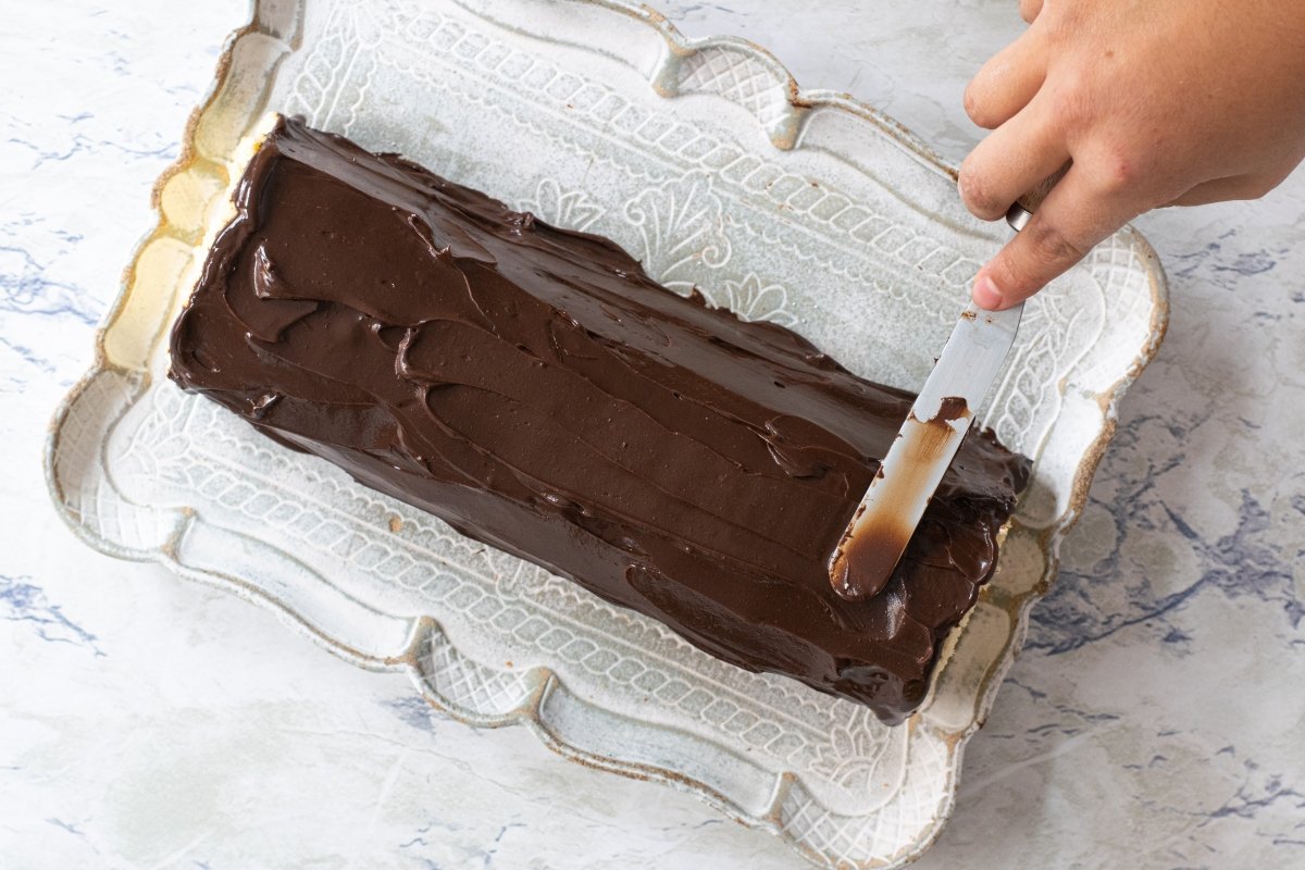 Untar bizcocho genovés con crema de turrón y enrollar