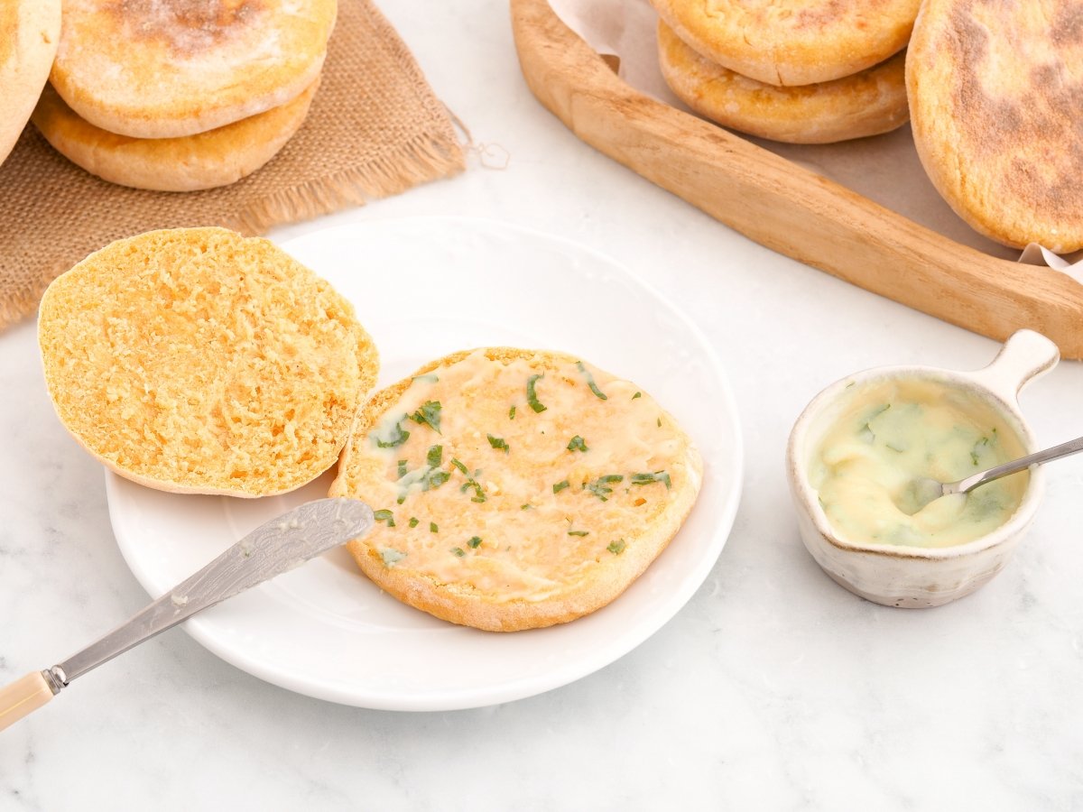 Untar el bolo do caco con la mantequilla de ajo y perejil