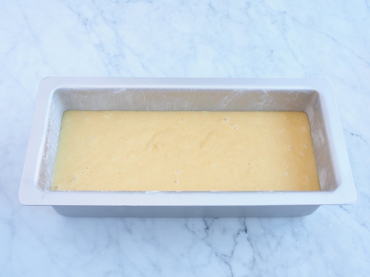 Untar el molde con mantequilla y harina espolvoreada