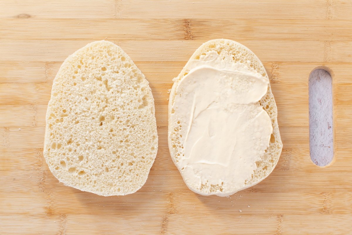 Untar el pan con mayonesa
