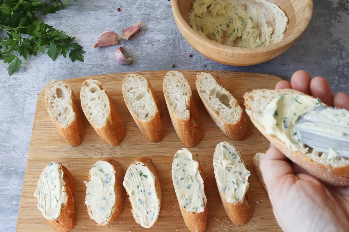 Untar rebanadas pan de ajo