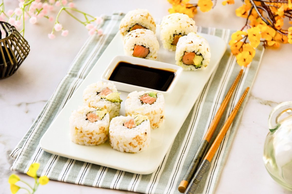 Uramakis de salmón y aguacate