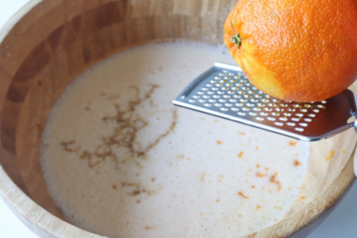 Usar la ralladura de una naranja y vainilla para el budín de queso
