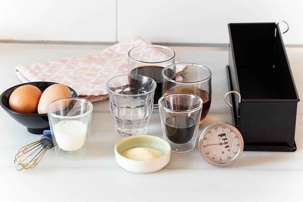 Utensilios e ingredientes para el brillo y la gelatina de vinos de Jerez