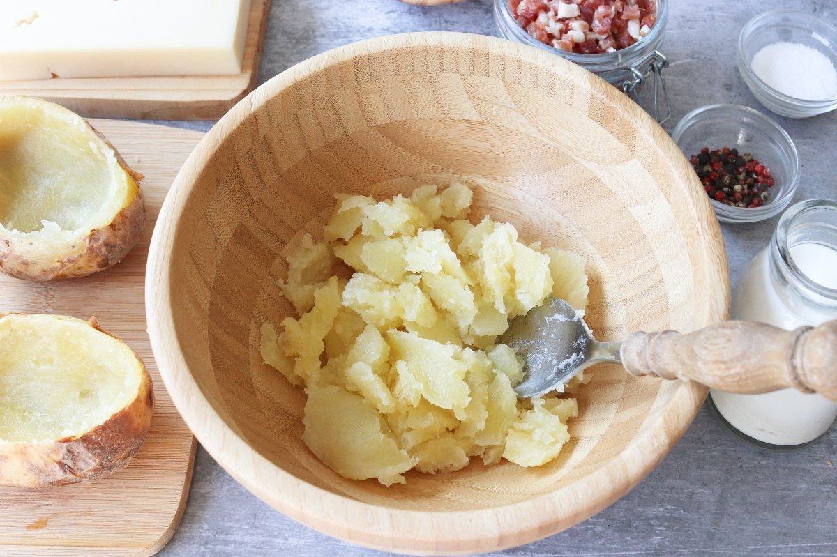 Vaciar carne patatas rellenas de jamón y queso al horno