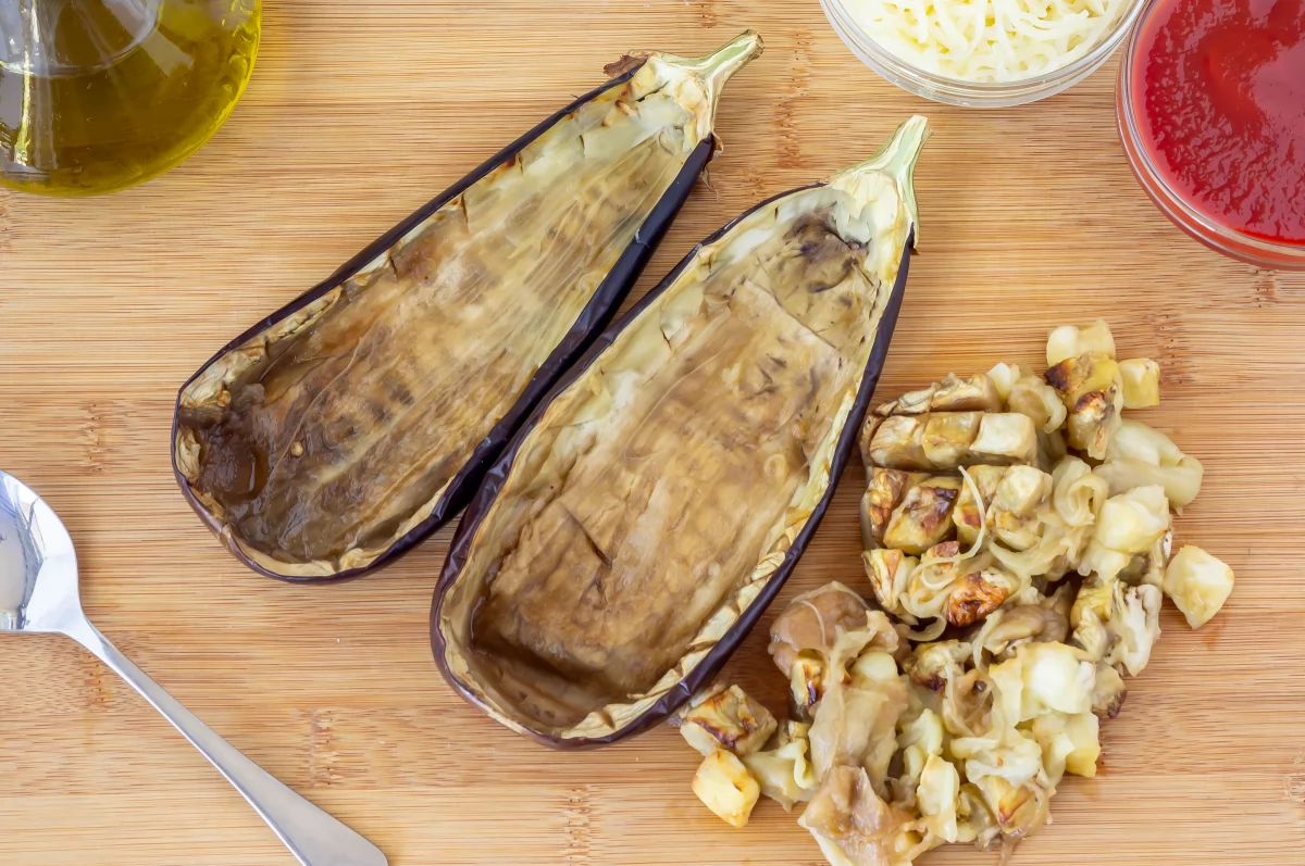 Vaciar las berenjenas para hacerlas rellenas en freidora de aire