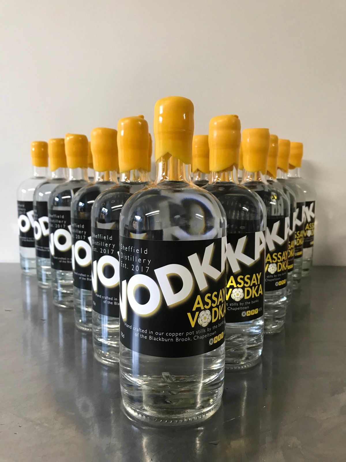 Varias botellas de Assay Vodka