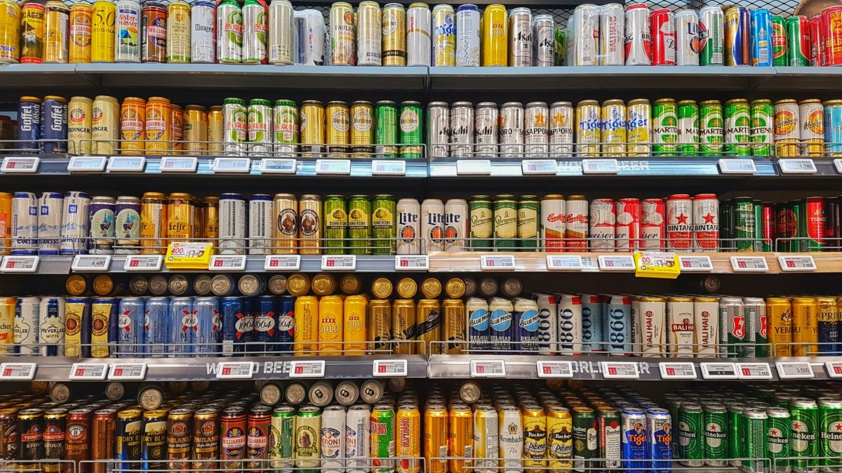 Variedades de cervezas en el estante del supermercado