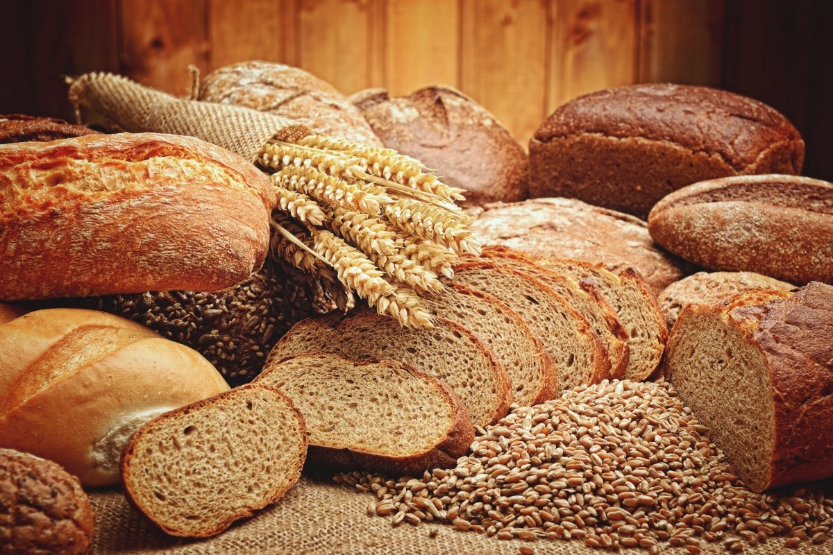 Variedades de panes blancos e integrales y semillas