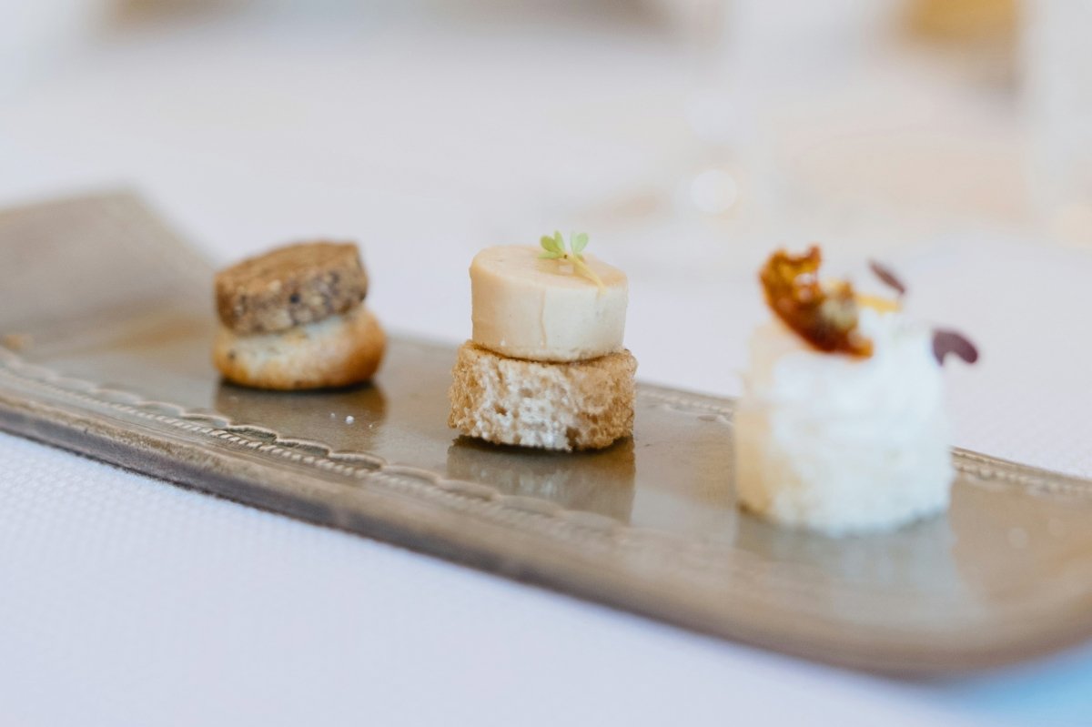 Varios bocados presentados como amuse-bouche en un restaurante de alta cocina