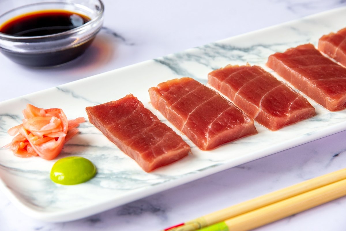 Varios platos de sashimi de salmón y de atún