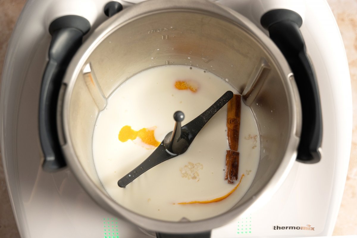 Vaso con leche, arroz, cítricos, canela y sal