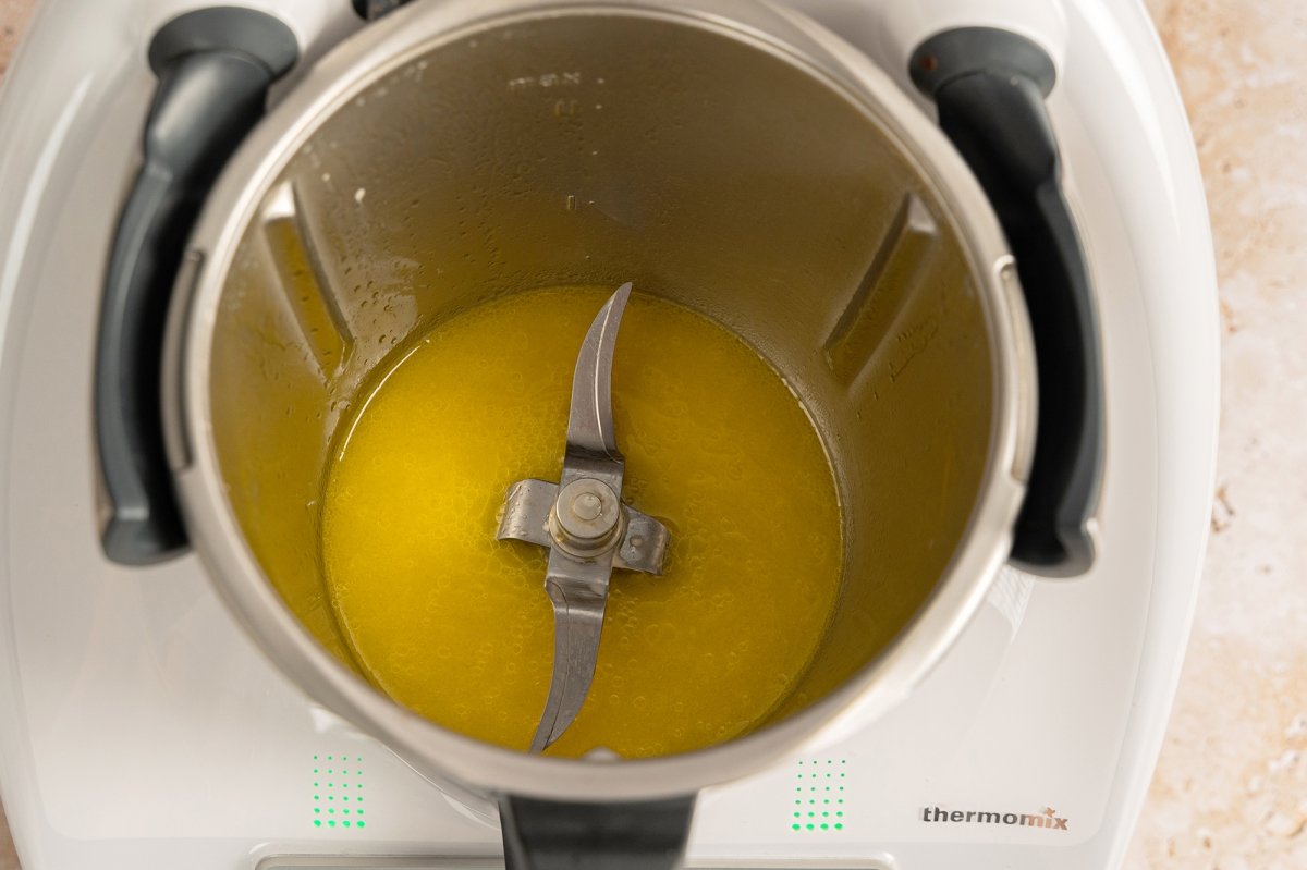 Vaso Thermomix con levadura disuelta en agua y aceite