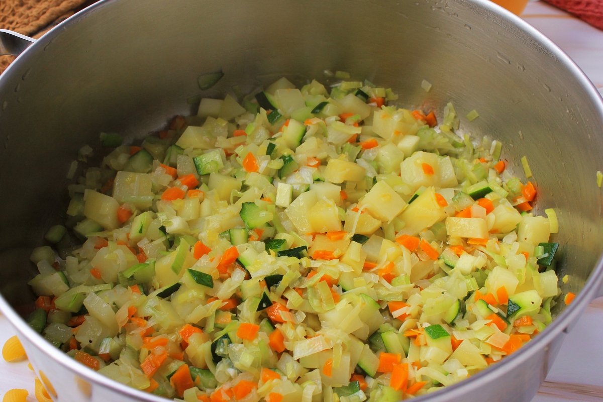 Vegetales rehogados para la sopa minestrone
