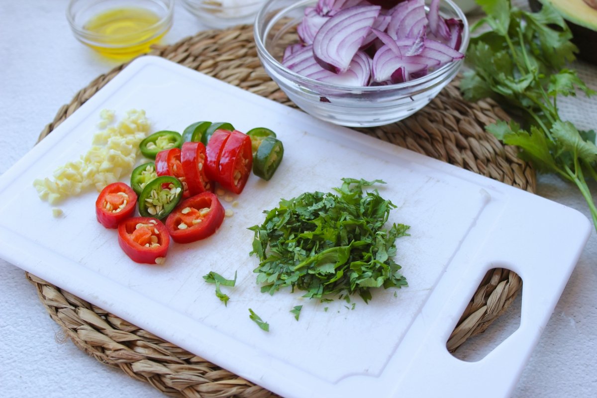 Vegetales troceados para añadir al ceviche de gambas