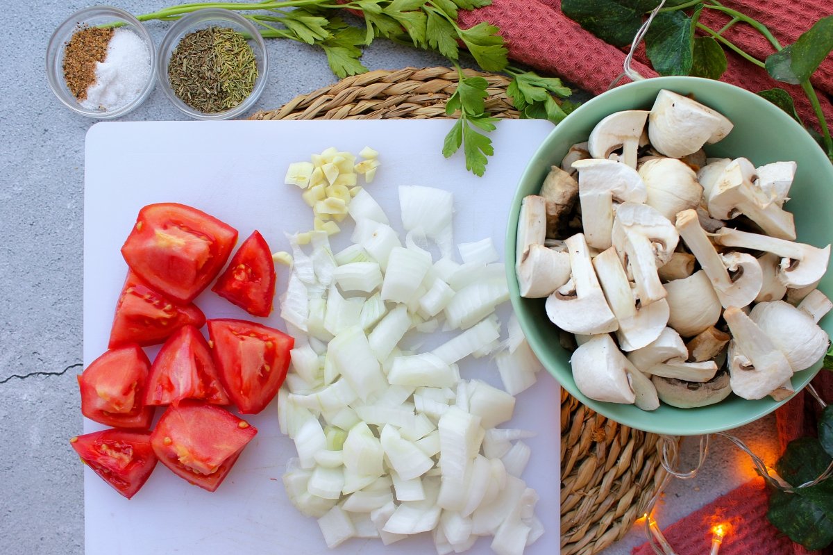 Vegetales troceados para hacer el pollo con champiñones