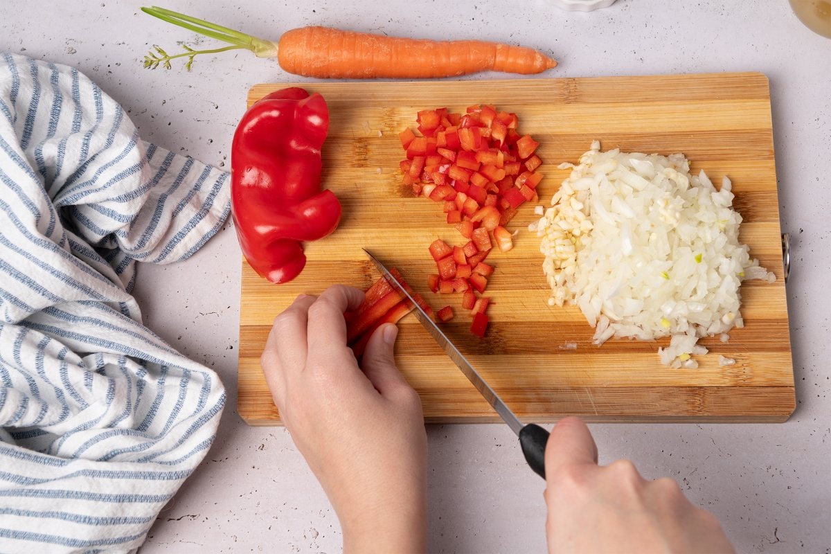 Vegetales troceados para hacer un sofrito para el arroz con pollo