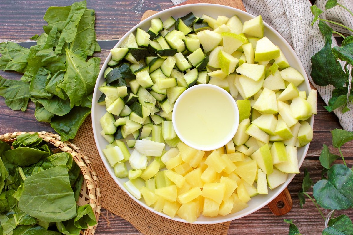 Vegetales y frutas troceadas para hacer el jugo verde
