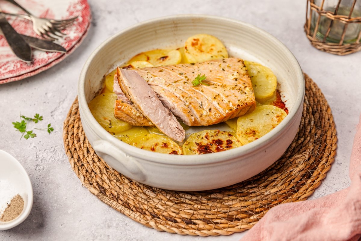 Ventresca de atún al horno servida