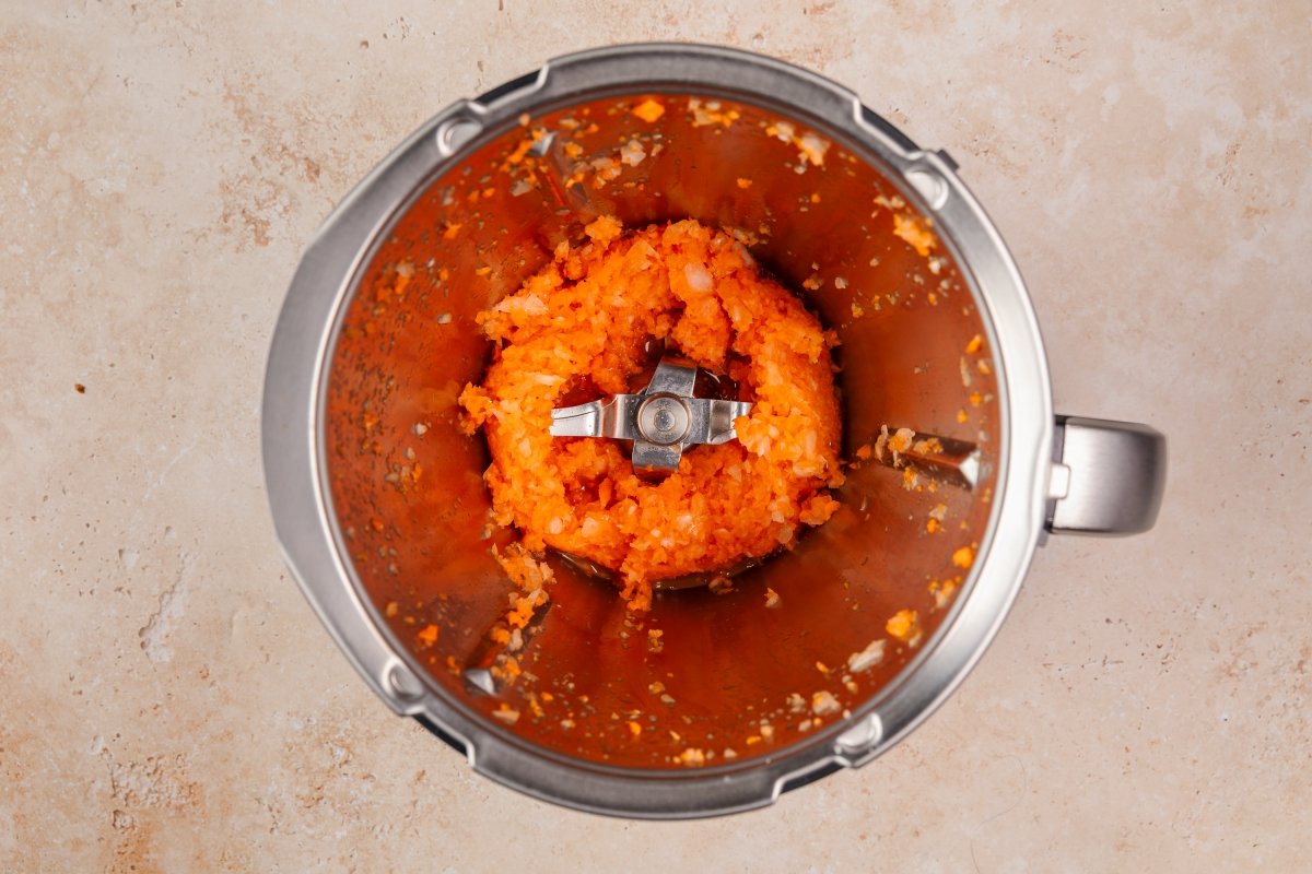 Verdura picada para las albóndigas en salsa en Thermomix