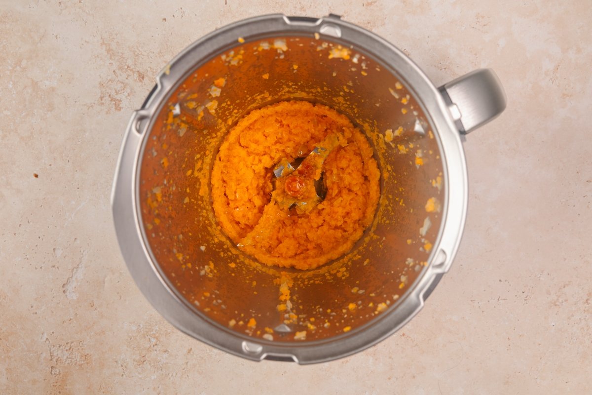 Verdura pochada para las albóndigas en salsa en Thermomix