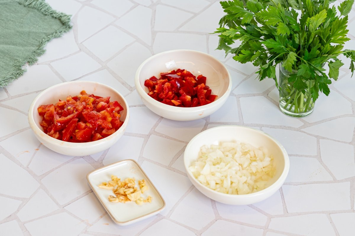 Verduras cortadas para hacer arroz caldoso con bacalao