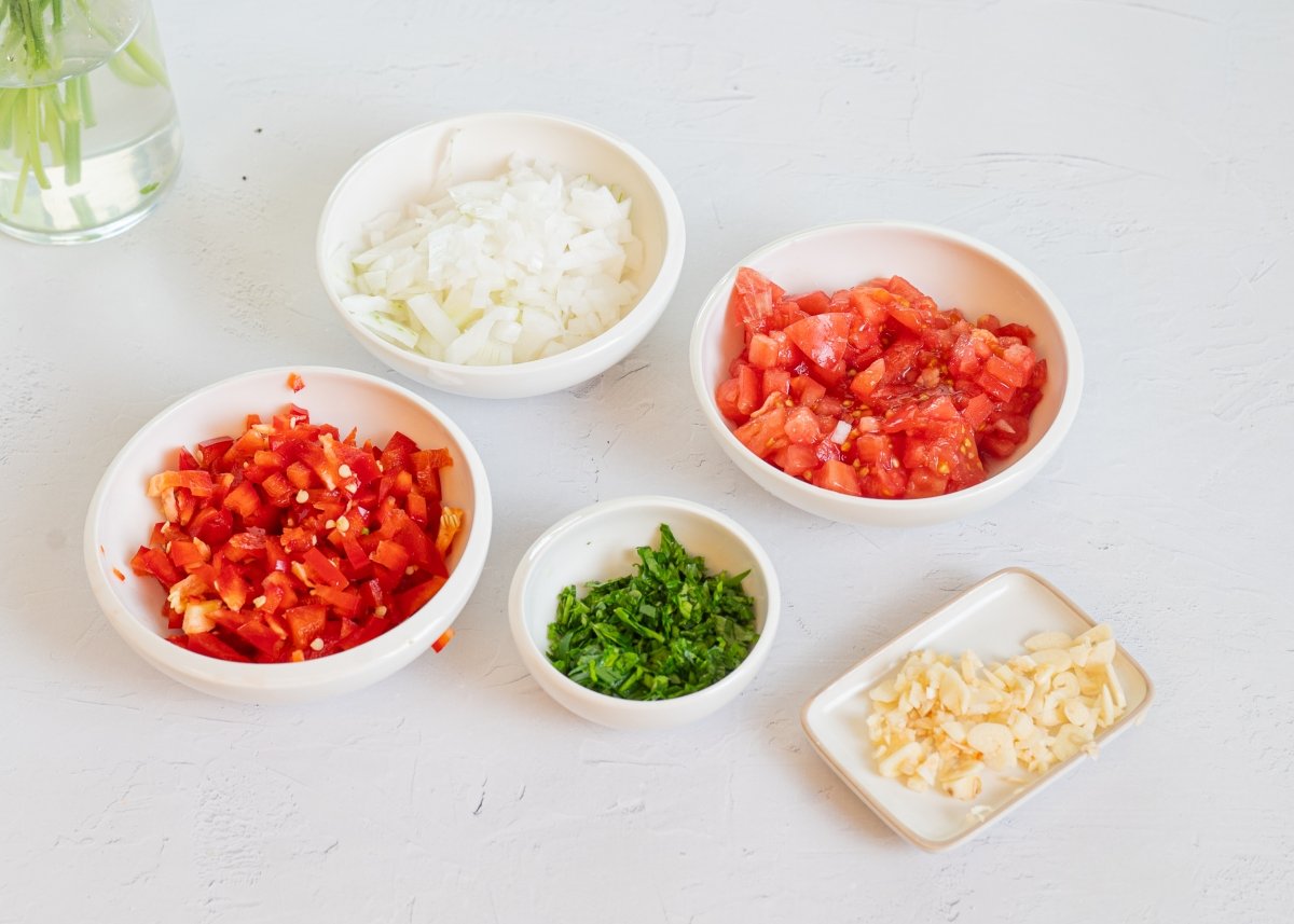 Verduras cortadas para hacer fideos con almejas