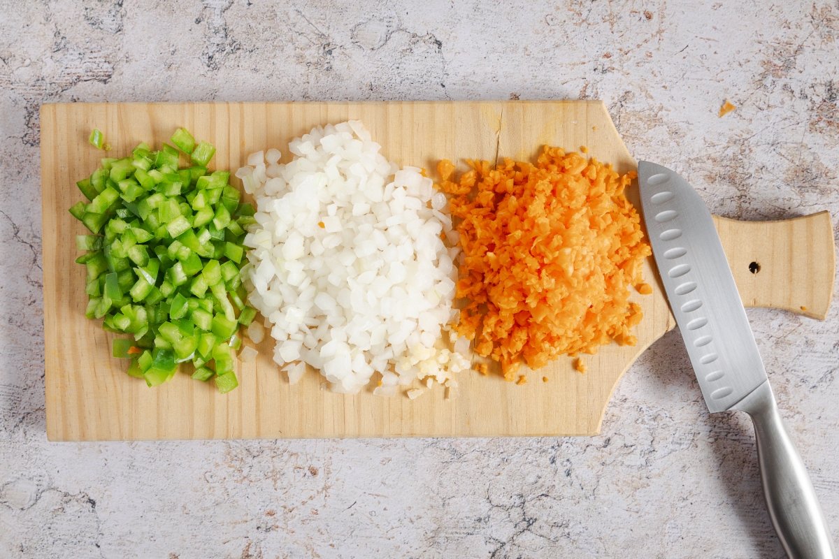 Verduras cortadas para las lentejas en Crock Pot