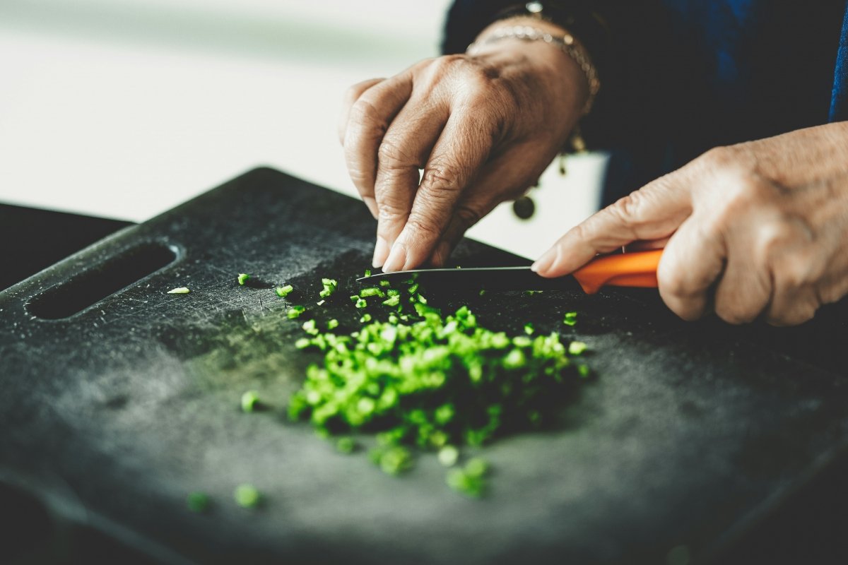 Verduras cortadas sobre una tabla de plástico