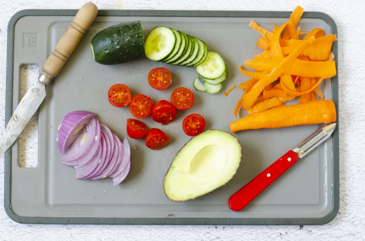 Verduras para hacer el poke bowl de langostinos listas