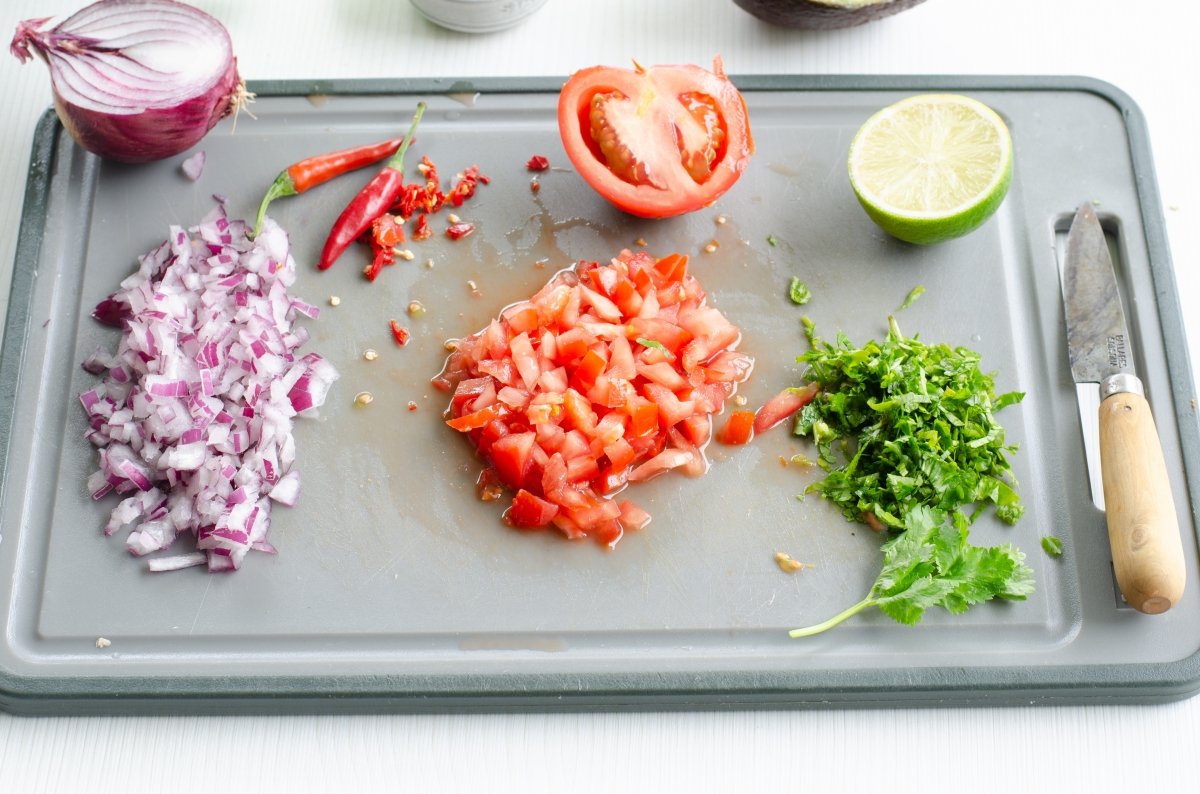 Verduras para hacer guacamole picadas