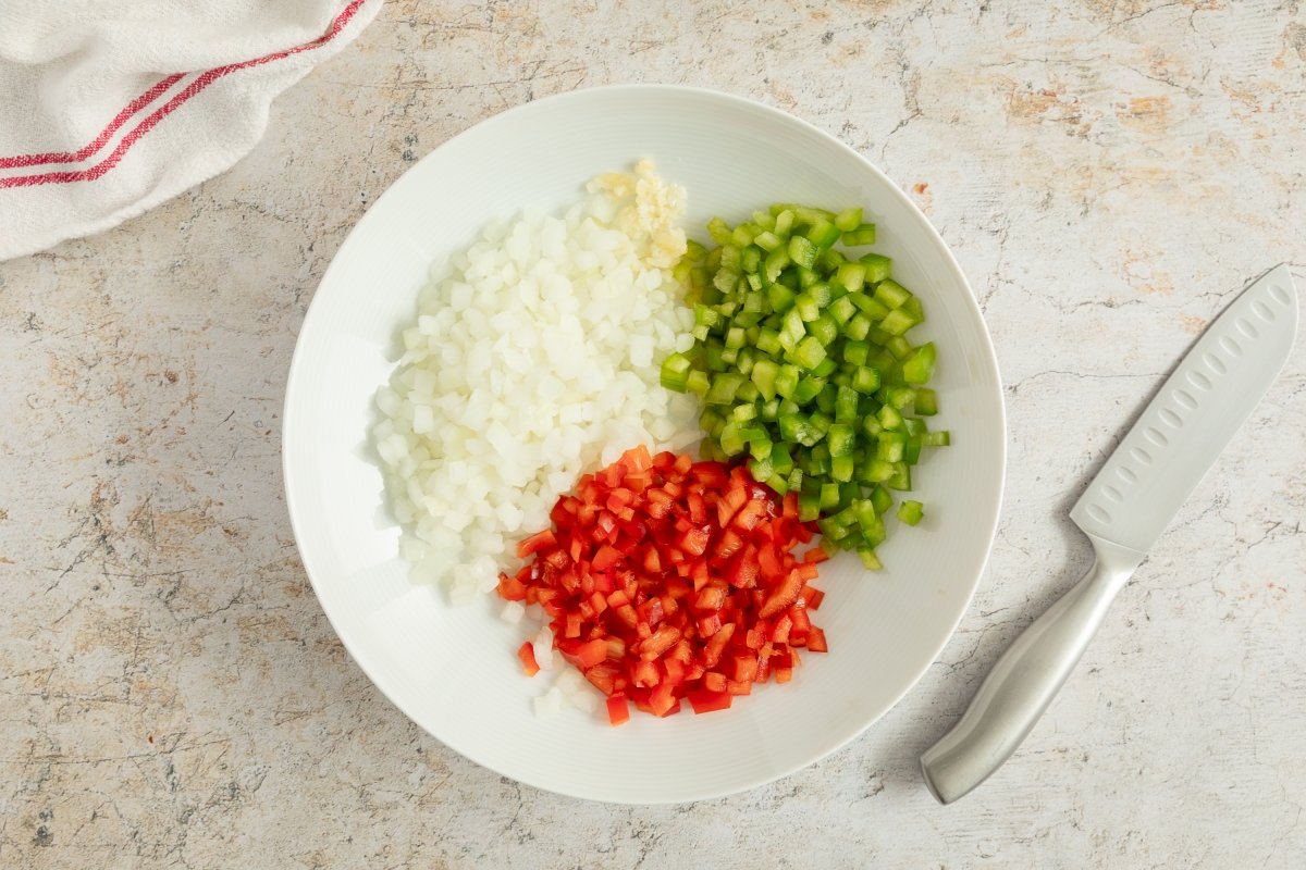 Verduras picadas para el gazpacho de mero