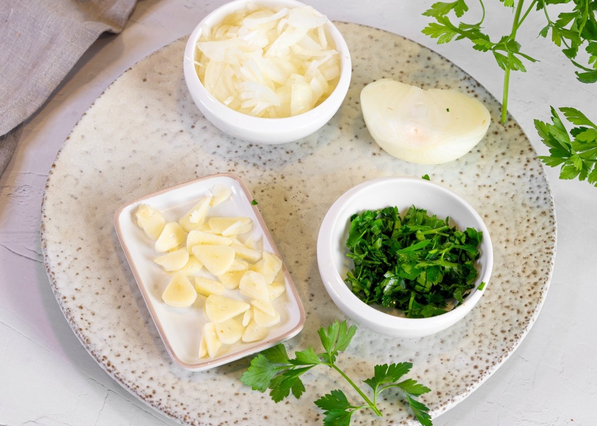 Verduras picadas para hacer patatas en salsa verde