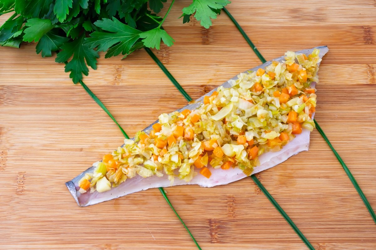 Verduras sobre la lubina rellena