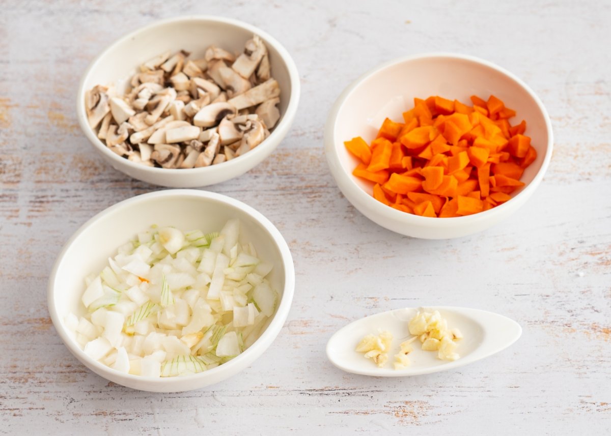 Verduras troceadas para hacer roti de pollo