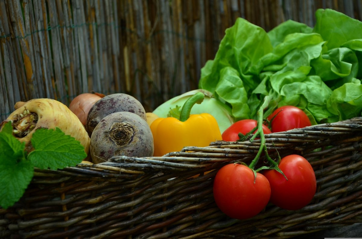Verduras y hortalizas en una cesta de mimbre