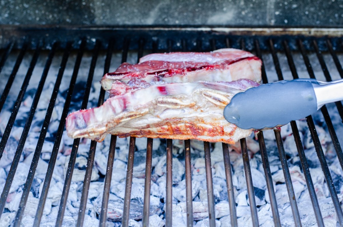 Verificando el que el churrasco de ternera está dorado