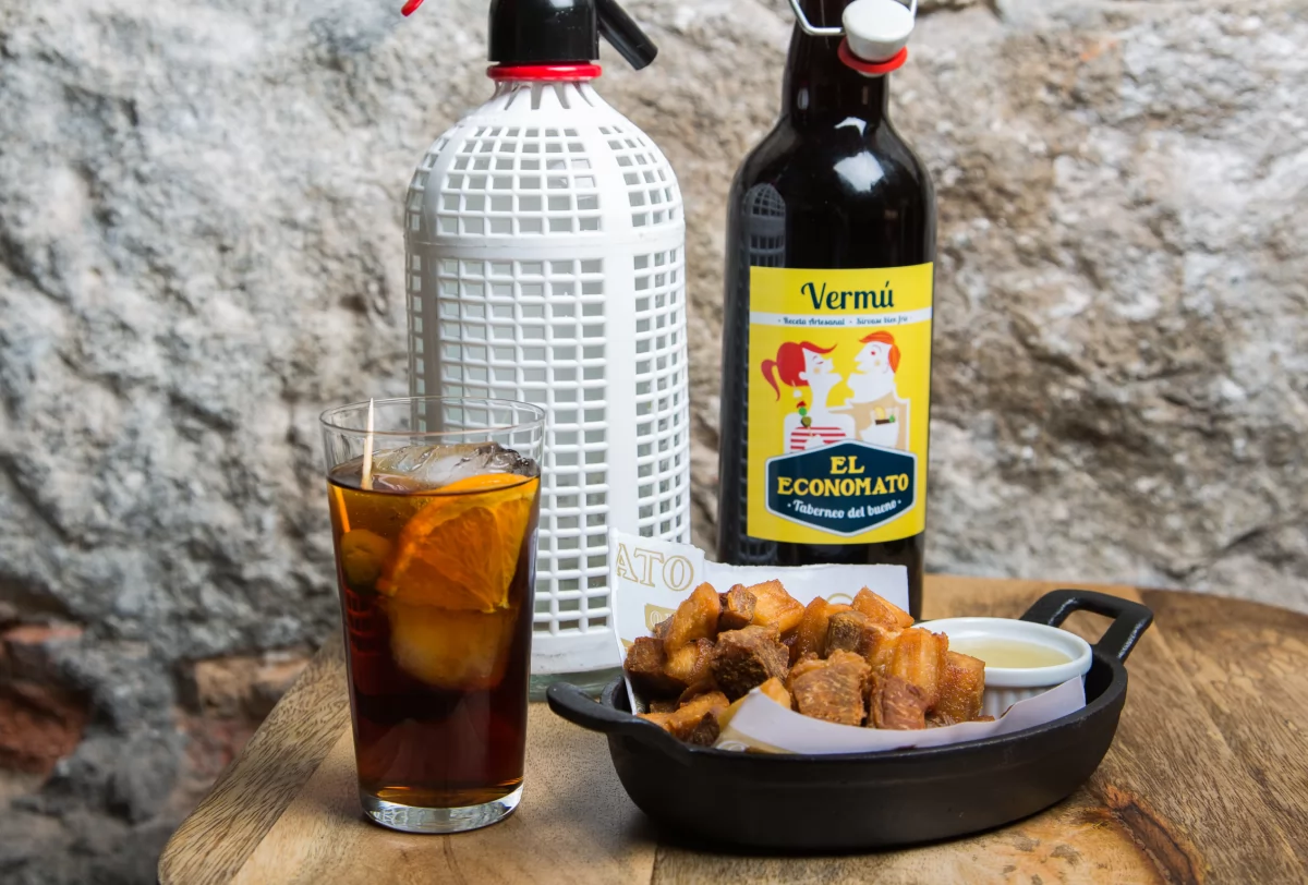 Vermut junto a una tapa de torreznos