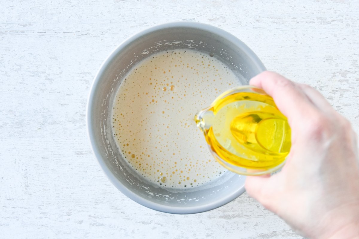 Vertemos el aceite de oliva para la masa de las magdalenas