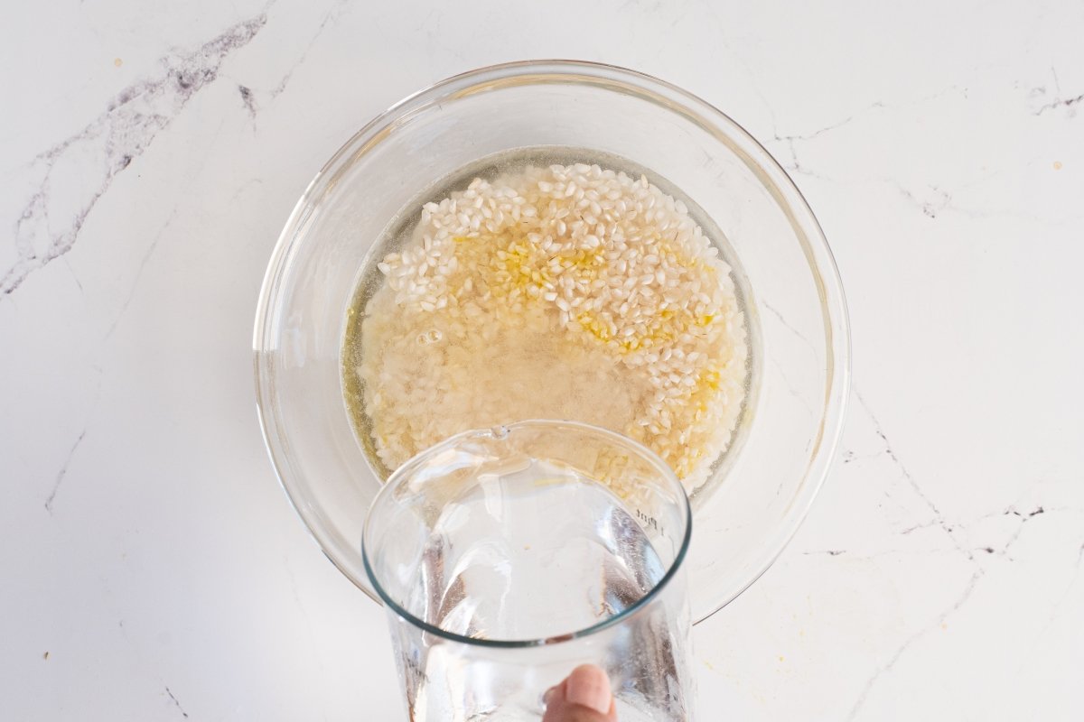 Vertemos el agua del arroz blanco al microondas