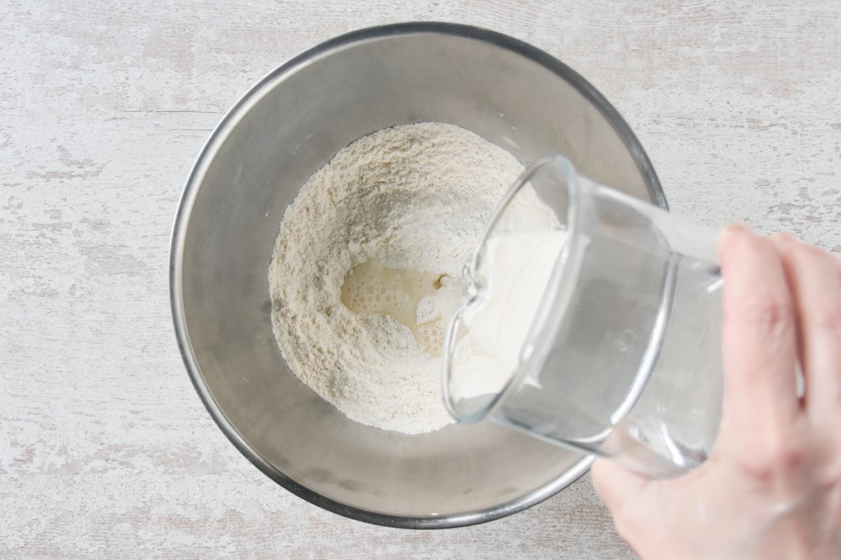 Vertemos el agua sobre los ingredientes secos para el pan de aceitunas